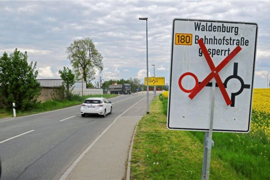 B 180 in Waldenburg ab Montag dicht - doch das ist erst der Anfang - Die Bahnhofstraße in Waldenburg ist ab Montag voll gesperrt. Am Callenberger Kreisverkehr wird dies per Schild angekündigt.