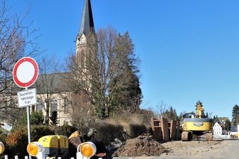 B 180: Straßenbau in Erdmannsdorf geht weiter - In Erdmannsdorf haben auf der B 180 im Bereich der Rathausstraße die Straßenbauarbeiten wieder begonnen.