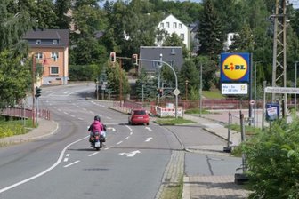 B 180 wird für zweieinhalb Jahre Sackgasse - In Bereich zwischen Stollberger Straße 12 und Lichtensteiner Straße in Niederwürschnitz werden die Arbeiten Mitte August beginnen. Die Kreuzung mit der Lichtensteiner Straße bleibt zunächst befahrbar. Der Lidl-Markt soll über die gesamte Bauzeit erreichbar sein.