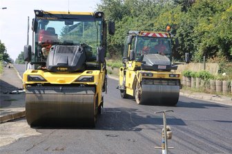 B 282 in Syrau erst ab Montag wieder befahrbar - Drei Schichten Asphalt werden derzeit mit großer Technik auf der B 282 in Syrau aufgebracht. Mit Walzen wird die Oberfläche verdichtet und geebnet.