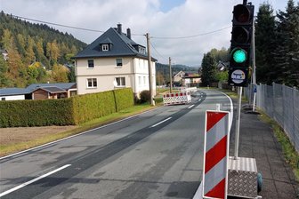 B 283-Baustelle in Zwota per Ampel wieder passierbar - Die Bundesstraße in Zwota ist per Ampel - hier ein Bild aus dem Herbst - wieder befahrbar.