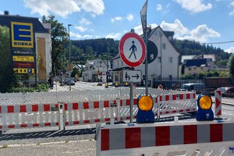 B 283 im Klingenthaler Stadtzentrum wird für mehrere Tage zum Nadelöhr - Ein Verkehrsnadelöhr besteht in Klingenthal an der Einmündung Auerbacher Straße/Am Schulplatz.