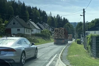 B 283 in Ortsdurchfahrt Zwota vorerst wieder frei: Erneute Vollsperrung ab 6. September angekündigt - Seit Donnerstagnachmittag ist die B 283 in Zwota wieder offen - aber nur für kurze Zeit.