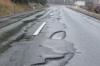 B 283: Straßenbau in Zwota im Herbst ist vom Tisch - Die Markneukirchner Straße (B 283) in Zwota ist in einem teils sehr schlechten Zustand.