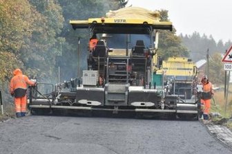 B 283: Umleitung soll zum Wochenende aufgehoben werden - Auf der Bundesstraße 283 zwischen Wohlhausen und Gopplasgrüner Höhe wird die Asphaltdeckschicht aufgetragen.