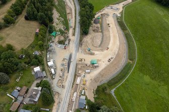 B 92-Baustelle im Vogtland: Endet die Vollsperrung planmäßig? - Die Großbaustelle der B 92 zwischen Oelsnitz und Hundsgrün aus der Luft.