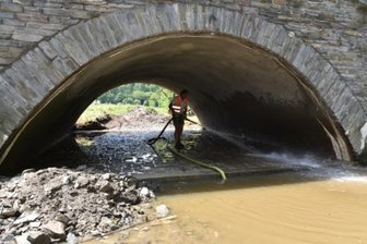 B 92: Ende der Vollsperrung in Sicht - Bald sind die Arbeiten an der Bogenbrücke Rebersreuth der B 92 beendet. Das Foto entstand bei Säuberungsarbeiten am Mittag des 7. Juni. Inzwischen stand hier schon wieder ein Hochwasser.