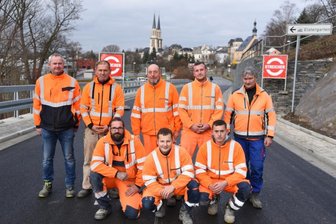B 92 frei: Bauleute schaffen Ziel - An ihnen lag es, dass die B 92 in Oelsnitz plangenau wieder frei ist: Bauleute der Firma Streicher.