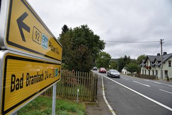 B 92 im oberen Vogtland wird ab 2024 für drei Jahre erneut zur Großbaustelle - Ein Kernvorhaben der Baumaßnahme: Der Abzweig Dreihöf (rechts) wird komplett neu gebaut und damit sicherer.
