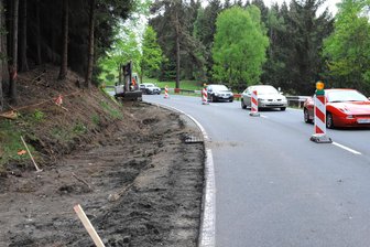 B 92 im Vogtland acht Wochen voll gesperrt: Umleitung erfolgt über Tschechien - Vor zehn Jahren wurde am betreffenden Abschnitt der B 92 noch mit halbseitiger Sperrung gebaut. Bei der Baustelle im Sommer wird das anders.