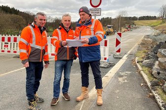 B 92 im Vogtland: An diesem Tag soll die gesperrte Bundesstraße wieder freigegeben werden - Seit Mitte Oktober entstand ein neues B-92-Teilstück. Es wurde planmäßig fertig - zur Freude von Andreas Luckner und Frank Petzoldt vom Landesamt für Straßenbau und Verkehr sowie Philipp Graf von der Baufirma Streicher (von links).