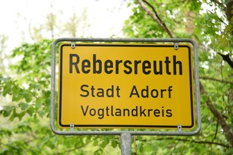 B 92 im Vogtland nach Moped-Unfall kurzzeitig gesperrt - Kurz vor dem Ortseingangsschild Rebersreuth kam es Mittwochmorgen zu einem Unfall.