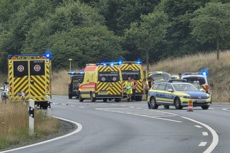 B 92 im Vogtland: Verkehrsunfall bei Oelsnitz mit mehreren Verletzten - Der Unfall am Sonntagnachmittag auf der Oelsnitzer Umgehungsstraße.