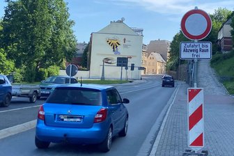 B 92 im Vogtland: Warum nun eine längere Vollsperrung droht - Vollsperrung ist ab Abzweig Raun ausgeschildert: Die B 92 in der Ortsdurchfahrt Adorf.