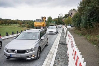 B 92 in Oelsnitz/V. ab Freitag wieder voll gesperrt - Ab Freitag ist dieses Bild Geschichte: Autos fahren einspurig durch die B 92-Baustelle in Oelsnitz. Foto: Christian Schubert