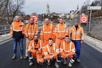 B 92 ins obere Vogtland wieder frei: Bauleute schaffen Ziel - An ihnen lag es, dass die B 92 in Oelsnitz plangenau wieder frei ist: Die Bauleute der Firma Streicher. 