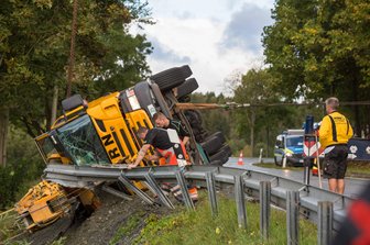 B 92: Lkw-Kran kippt in Seitengraben -