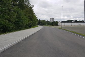 B 92-Sperrung in Oelsnitz: Diese Umfahrung ist noch ein echter Geheimtipp - Die Straße durchs neue Gewerbegebiet am Bahnhof: breit und noch kaum genutzt.