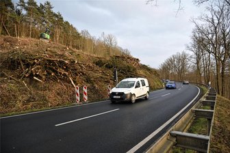B 92: Vogtland erhält die nächste Mega-Baustelle - Alles weg: Der gesamte Hang oberhalb der B 92 ab Dreihöfer Schmiede in Fahrtrichtung Adorf wurde gerodet. Insgesamt wurden für den Ausbau des Knotenpunktes und der Bundesstraße südlich von Oelsnitz 3150 Bäume gefällt. Mitte Juni startet der Bau des Knotenpunktes. Die Arbeiten in diesem Bereich sollen bis Ende 2026 dauern.