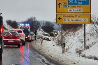 B 92 zwischen Oelsnitz und Plauen eineinhalb Stunden gesperrt: Das war der Grund - Einen Unfall hatte es am Montagnachmittag auf der B 92 gegeben.
