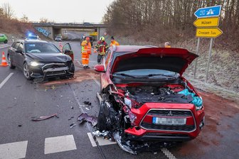 B-93-Anschlussstelle in Zwickau-Crossen: Lässt sich der Unfallschwerpunkt mit Ampelanlagen entschärfen? - An den Auf- und Abfahrten zur B 93 in Zwickau-Crossen kommt es immer wieder zu Unfällen. Zuletzt im Januar 2025 (Foto). Der Sachschaden summiert sich in den letzten fünf Jahren auf rund 924.000 Euro.