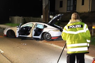 B 93 bei Langenweißbach: Ein Toter, zwei Verletzte und über 160.000 Euro Schaden nach Unfalll - 