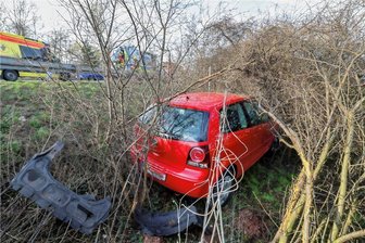 B 93 bei Zwickau: Auto verheddert sich im Gestrüpp - Der Polo hatte sich in einer Hecke festgefahren.