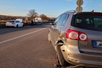 B 93 bei Zwickau: Zwei Unfälle am Donnerstagnachmittag zwischen Crossen und Mosel - Zwei Autos sind am Donnerstagnachmittag auf der B 93 bei Zwickau zusammengestoßen.