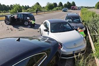 B 93: Geisterfahrer sorgt für Massencrash - Trotz der heftigen Kollision erlitten die Fahrer nur leichte Verletzungen.