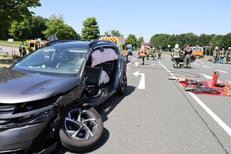 B-93-Kreuzung bei Weißbach: Mehrere Verletzte bei Verkehrsunfall - Nach einem Verkehrsunfall bei Weißbach war die B 93 am Samstag gesperrt.