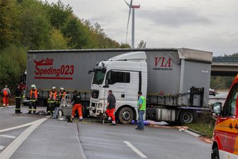 B 93: Lkw-Fahrer übersieht Audi beim Spurwechsel - Der Lkw krachte nach einem Spurwechsel auf der B 93 in die Leitplanke und stellte sich quer.