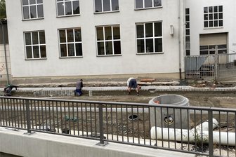 B 94 bald auch dicht: In Reichenbach kommt‘s für Autofahrer dicke - doch das ist noch nicht alles - Das dauert noch. Nach Informationen des Landesstraßenbauamtes ist an der 2022 eröffneten Dauerbaustelle Heinsdorfer Straße jedoch das Ende in Sicht. Die Verbindungsstraße nach Heinsdorf ist aber längst nicht wieder offen, wenn die B 94 und damit die Umleitungsstrecke gesperrt wird. Doch an der Bundesstraße herrscht Zeitdruck.