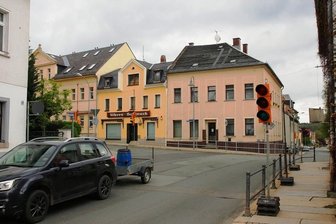 B 94 gesperrt: Stadt Lengenfeld wird zum Nadelöhr - Noch geht es an der Kreuzung Zwickauer Straße/Reichenbacher Straße in Lengenfeld vergleichsweise ruhig zu. Das könnte sich ab Montag ändern. Die Ampeln, welche dann für einen unfallfreien Verkehr sorgen sollen, sind schon aufgestellt.