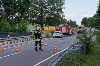 B 95 bei Bärenstein: Toyota kommt von Fahrbahn ab und fährt gegen Baum - 