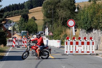 B 95 gesperrt: Wie der Verkehr rund um den Fichtelberg rollt - So viele wie befürchtet sind es nicht, aber der eine oder andere probiert eben doch sein Glück. Auch dieser SimsonFahrer hoffte, irgendwie durch die Baustelle in Hammerunterwiesenthal zu kommen, und musste umkehren.