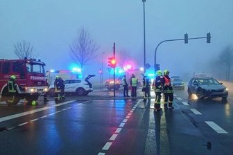 B 95: Sechs Personen bei Unfall verletzt - Bei dem Unfall am Dienstagmorgen auf der Kreuzung Morgensonne sind mehrere Menschen verletzt worden. Zudem ist Sachschaden im niedrigen fünfstelligen Bereich entstanden. 