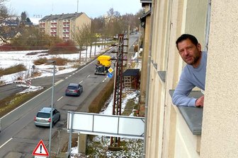 B 95 von Chemnitz ins Erzgebirge bald viele Monate gesperrt: Warum ein Firmenchef dennoch optimistisch bleibt - Thomas Aigner kennt die B 95 sein ganzes Leben, hat sein Unternehmen direkt an dieser wichtigen Straße. Auf der Freifläche links neben der Straße soll der neue Supermarkt entstehen.