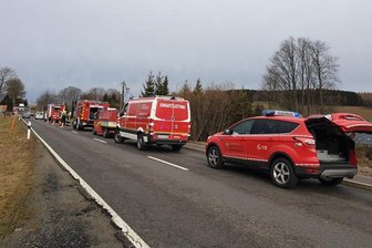 Um das Fahrzeug zu löschen waren zahlreiche Feuerwehren im Einsatz.