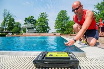 Bäder der Region Aue/Schwarzenberg starten in Saison - Rettungsschwimmer Stefan Popp überprüft im Zwönitzer Erlebnisbad den Chlorgehalt und den pH-Wert. Diese Messung wird dreimal täglich durchgeführt.