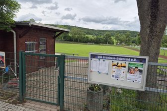 B-Junioren-Spiel zwischen Erzgebirge Aue und FSV Zwickau abgebrochen: Diese Bilanz zieht die Polizei - Auf dem Sportplatz am Spiegelwald in Beierfeld musste am Samstagvormittag das Landesligaspiel zwischen den B-Junioren des FC Erzgebirge Aue und des FSV Zwickau abgebrochen werden. Einige Stunden später deutete nichts mehr auf den Vorfall hin.