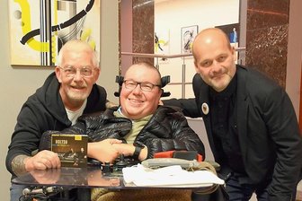 Børge-Darsteller Jens Holtsö in Reichenbach: Toller Abend für Fans der Olsenbande - Olsenbande-Kultnacht: rechts Jes Holtsö, der erwachsen gewordene Filmknabe Børge, und links der Pianist Morten Wittrock - beide aus Dänemark. Klaus Hergert aus Limbach traf sie am Samstag im Neuberinhaus.