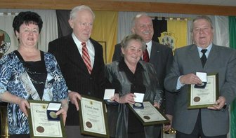 Bürgermedaille ehrt Engagement - 
              <p class="artikelinhalt">Ute Baumann, Hansjörg Holzendorf, Heidelore Gäbelein und Roland Schnepp wurden am Samstag von Bürgermeister Joachim Rudler (2. v. r. hinten) mit der Bürgermedaille ausgezeichnet.</p>
            