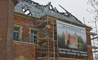 Bürgermeister schaltet einen Gang höher - 
              <p class="artikelinhalt">Steht noch immer oben ohne da: die Wilisch-Villa in Bad Schlema. Zumindest ziert ein hübsches Bild die Fassade. </p>
            