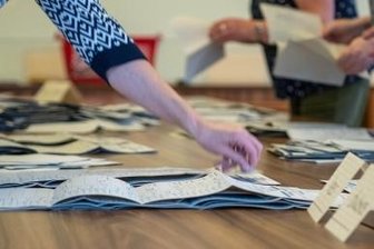 Bürgermeister-Wahlen: Eine will, zwei zögern noch - Im Juni 2022 müssen wieder Stimmen ausgezählt werden, wie kürzlich zur Bundestagswahl. 