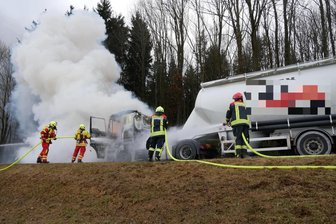 B101 bei Mittelsaida: Lkw stand in Flammen – Abwechselnd wird jetzt ein Fahrstreifen freigegeben - Ein Lkw hat am Mittwoch gegen 13.15 Uhr auf der Straße zwischen Mittelsaida und Forchheim gebrannt.