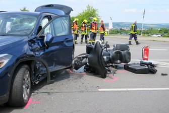 B169 bei Schneeberg nach schwerem Motorrad-Unfall gesperrt - Bei einer Kollision mit einem BMW ist am Sonntagmittag ein Motorradfahrer schwer verletzt worden.