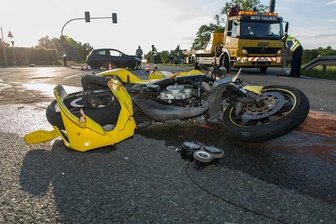 B174: Motorrad kollidiert mit Pkw -