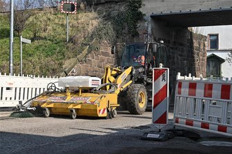 B175 in Rochlitz: Drei Baustellen auf zwei Kilometern - Zwischen dem Mühlplatz und der Einmündung in den Noßwitzer Weg reinigte dieser Straßenbauer die Fahrbahn und die Straßeneinläufe. Bald wird asphaltiert.