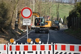 B175 in Rochlitz: Neu asphaltiert, aber schon wieder aufgerissen - Unterhalb des Röhrgrunds mussten die Straßenbauer erneut anrücken. Denn ein Rohr musste verlegt werden.