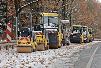 B180 bei Hohenstein-Ernstthal bleibt über den Winter gesperrt - Eingeschneite Baumaschinen stehen am Straßenrand. Die Bauarbeiten mussten wegen der Witterung eingestellt werden.